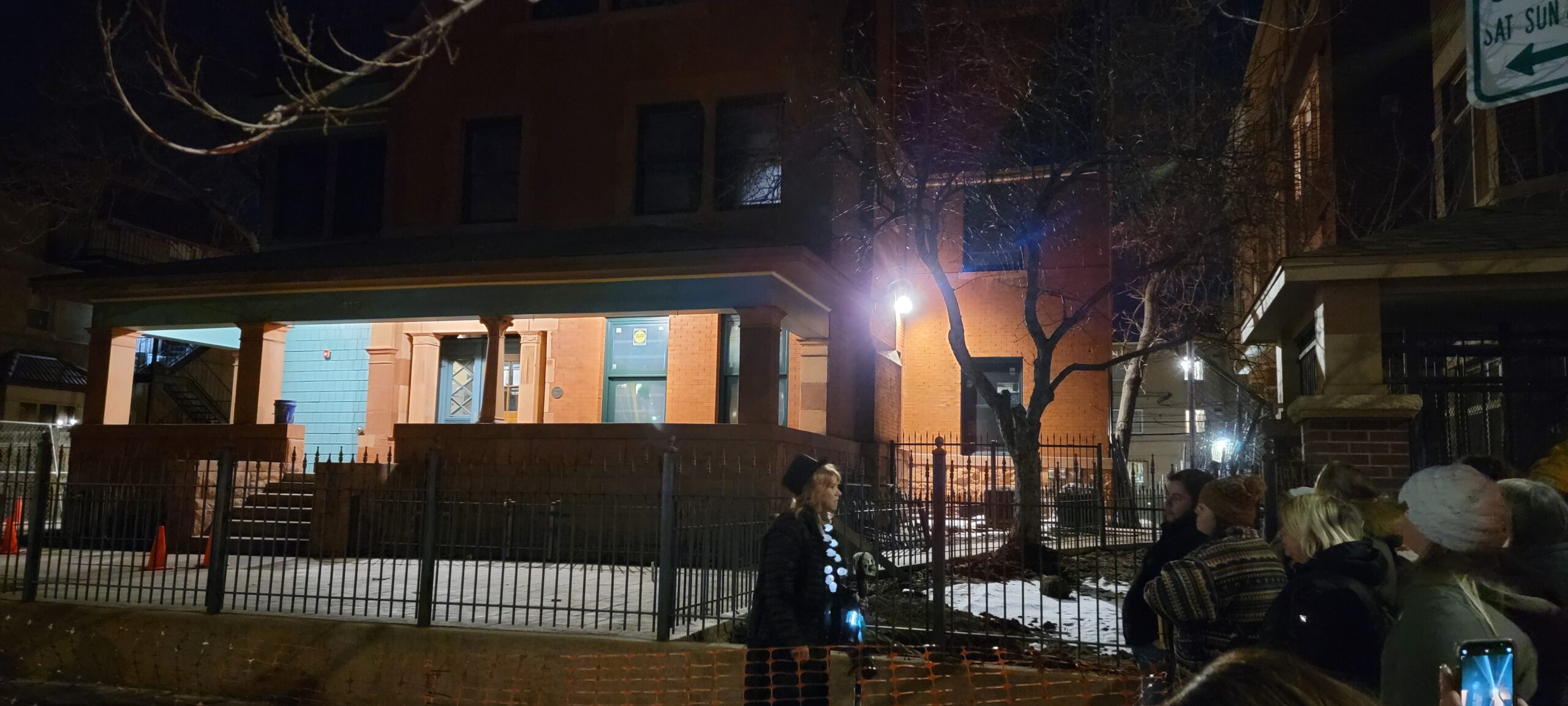 Woman explaining to the tourists