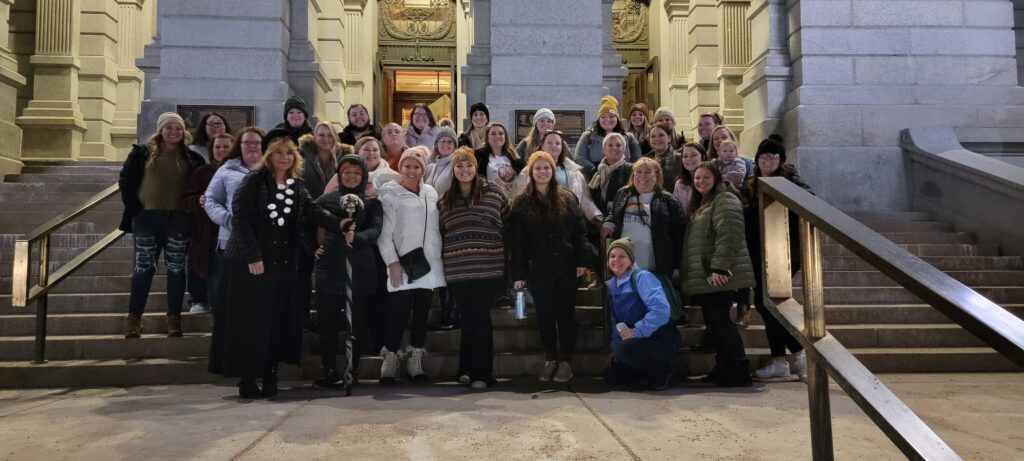 A group of tourist in front of a mansion